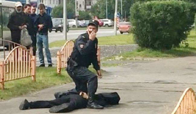 Vağzalda insanları öldürəndən sonra oturub polisin gəlməsini gözlədi