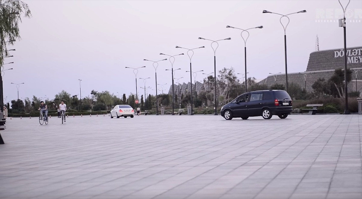 Parkinq üçün pul ödədi, amma cərimələndi - VİDEO