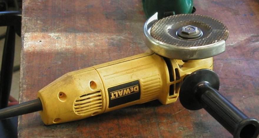 В Мингячевире мастер порезал себе колено лагундой