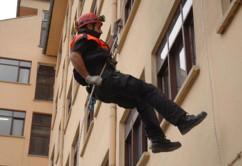 Ağırçəkili sakin FHN-ə zəng edərək, 8-ci mərtəbədən... - Bakıda əcaib hadisə