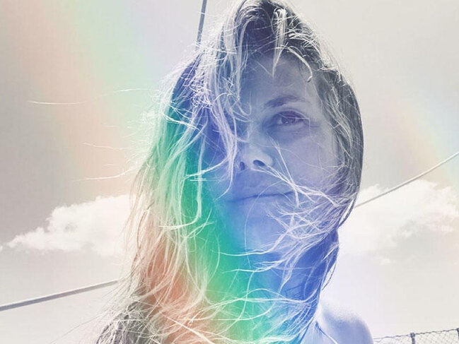 46 yaşlı model büsqaltersiz FOTOsunu yaydı