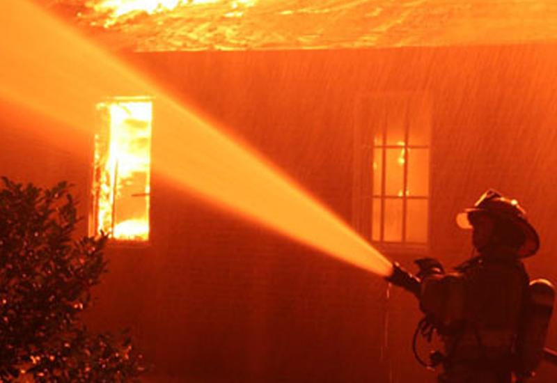 Пожар в известном бакинском маркете, есть пострадавший - ФОТО