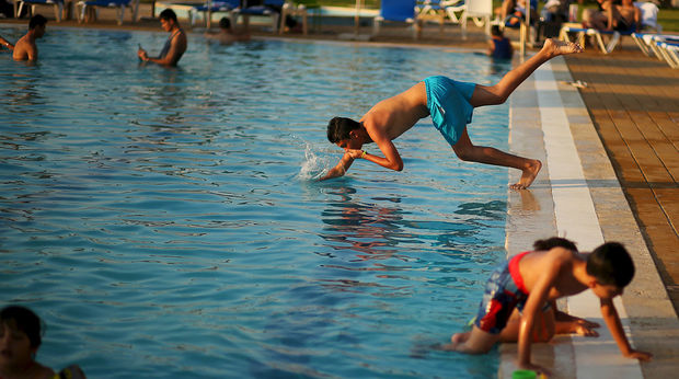 Турецкие врачи борются за жизнь захлебнувшейся в бассейне русской девочки