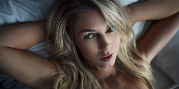 Qadın futbolçu gözəlliyi ilə göz qamaşdırır - FOTOLAR