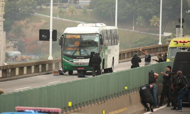 Вооруженный мужчина захватил автобус с пассажирами