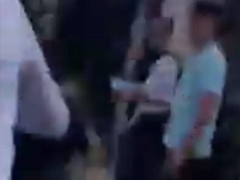 14 yaşlı qızı müsəlman olduğu üçün döydülər - VİDEO