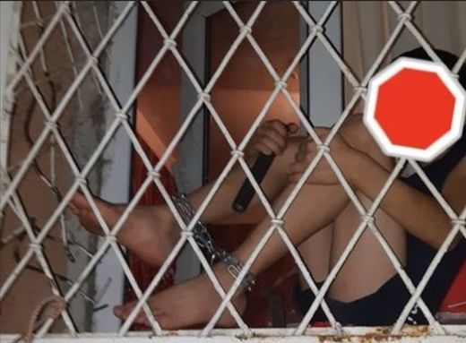 BAKIDA ŞOK HADİSƏ: Azyaşlı uşağın ayaqlarını bir-birinə zəncirləyib evdə tək qoydular - FOTOFAKT