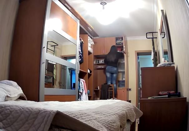 Bakıda evdən oğurluq edən gənc qız kameralara düşdü - VİDEO