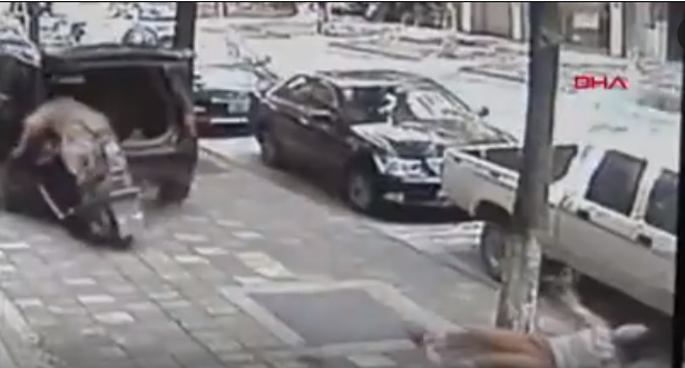 Boşanmaq istəyən arvadını motosikiletlə vurub havaya uçurtdu - VİDEO