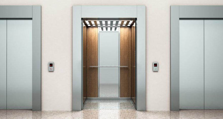 Мужчина упал с десятого этажа в сорвавшемся лифте и остался цел