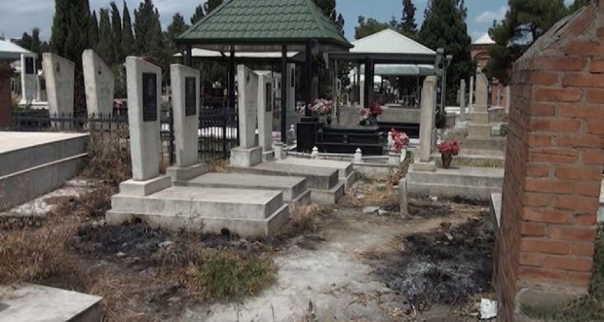 Неприятная находка на могиле в Гяндже - ФОТО
