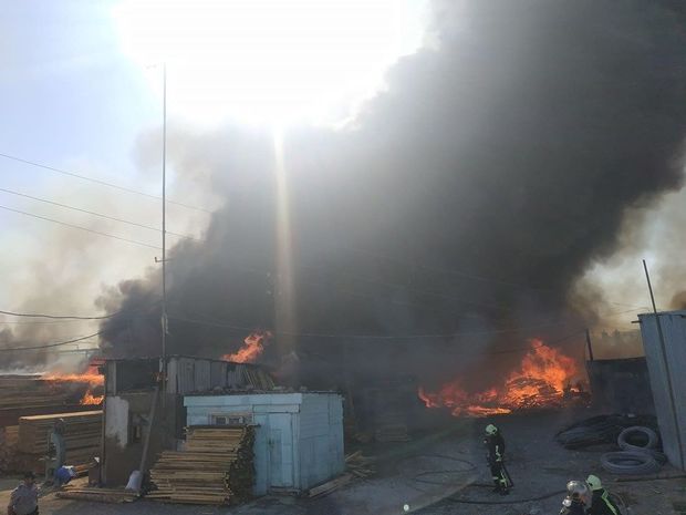 Bakının taxta bazarında altıdan çox obyekt yanır, digərlərinə də keçir - YENİLƏNİB + FOTO/VİDEO