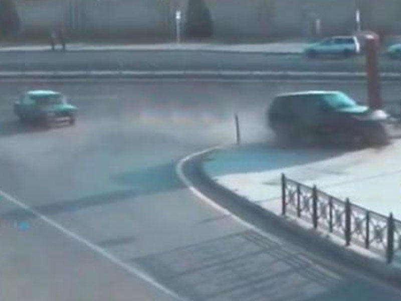 Bakıda dəhşətli qəza: “Range Rover” parka girdi - VİDEO