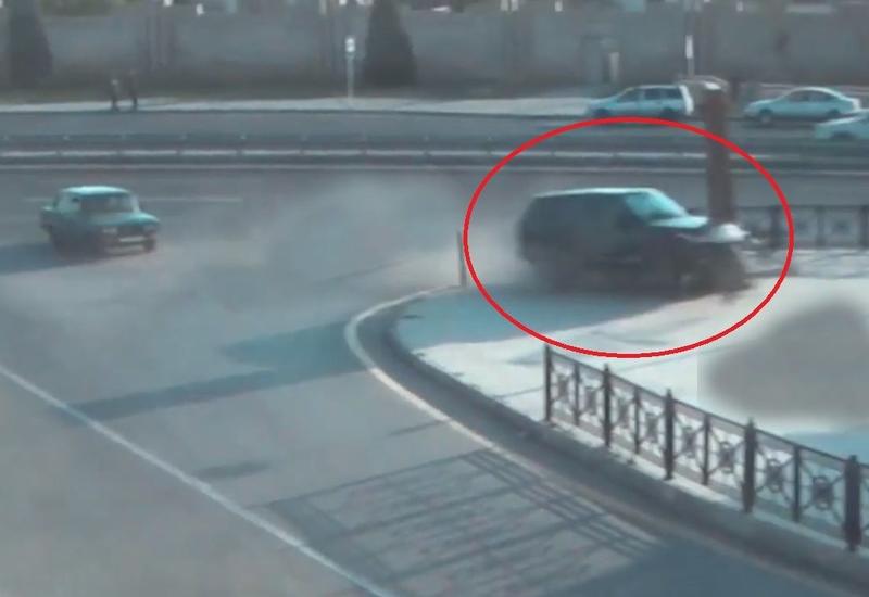 В Баку Range Rover въехал в парк на высокой скорости - СТРАШНЫЕ КАДРЫ