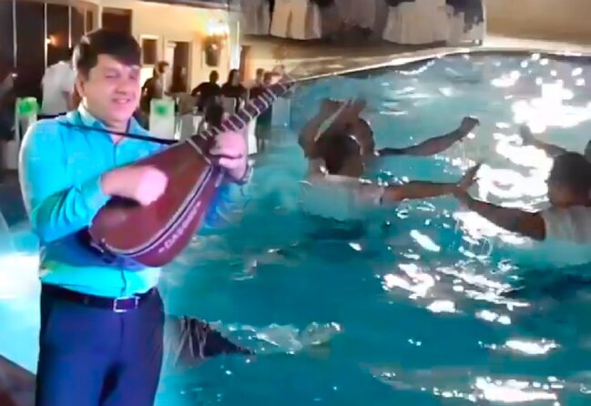 Azərbaycan toyunda görünməmiş hadisə - Sərxoş kişilər hovuzda... - VİDEO