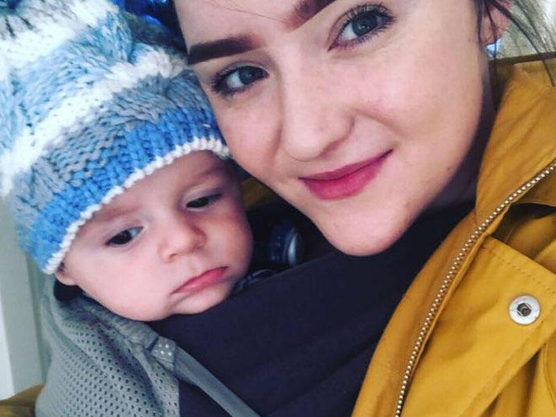 Vaqonda uşağını əmizdirən qadını kameraya çəkdilər - FOTO