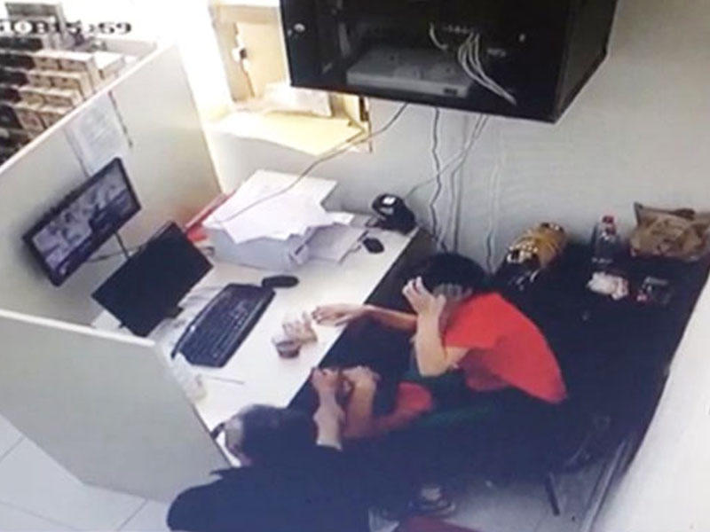 Eks-arvadının ofisinə gəlib ona hücum etdi - FOTO