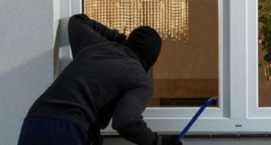 В Баку был задержан подросток, укравший оружие и золото на 10 тысяч манат