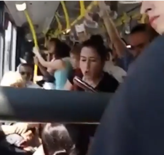 Avtobusda BİBIRÇILIQ! Qadın həmcinsini yerində oturduğuna görə qusmaqla hədələdi- VİDEO