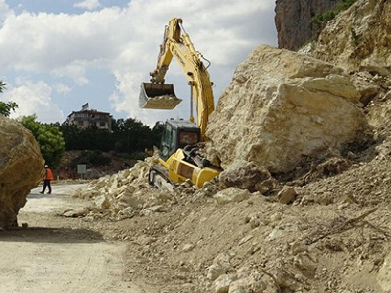 30 tonluq qaya ekskavatorun üzərinə aşdı - FOTO