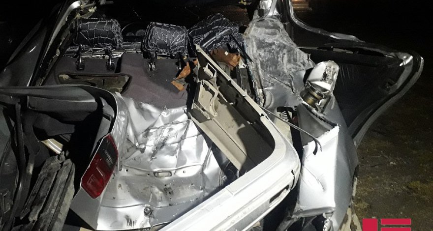 В Шемкире «КамАЗ» опрокинулся на «Mercedes»: есть пострадавшие - ФОТО