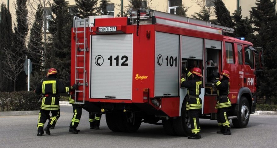 Пожар в пятиэтажном здании в Мингячевире, жильцы эвакуированы