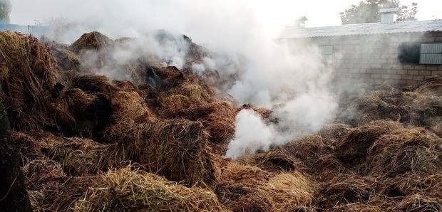 Ağdamda fermerin üç min ot bağlaması yandı - FOTO