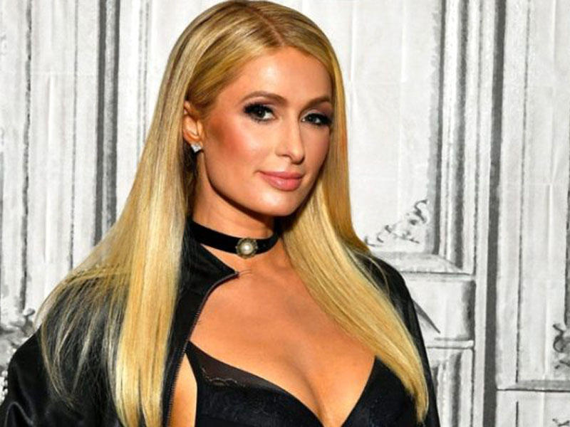 Aktrisa atası ilə sevgilisini yataqda tutub: 