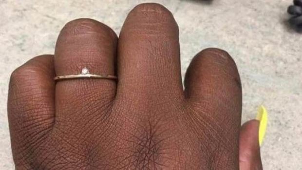 Nişan üzüyünü bəyənmədi, sevgilisini sosial şəbəkədə biabır etdi