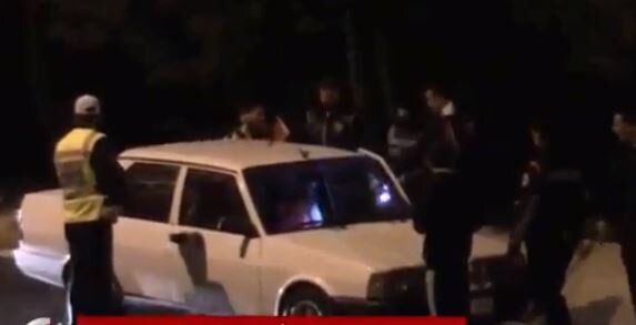 BİABIRÇI HADİSƏ: azərbaycanlı qızlar maşında turistlərlə intim əlaqədə olarkən polis belə tutdu - VİDEO