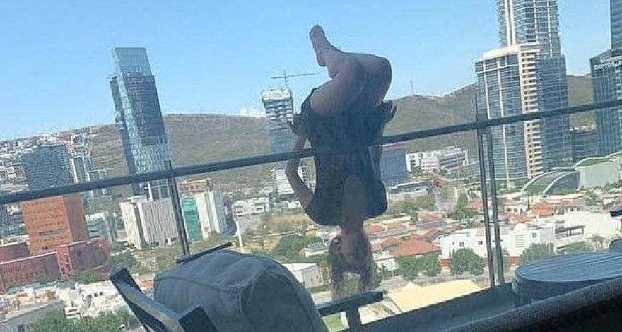 Блогерша снялась на камеру за секунду до падения с балкона - ФОТО