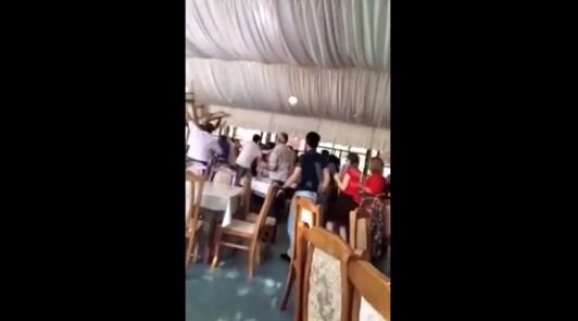 Azərbaycanda toyda kütləvi dava - Stullar, qab-qacaq göydə uçuşdu - VİDEO