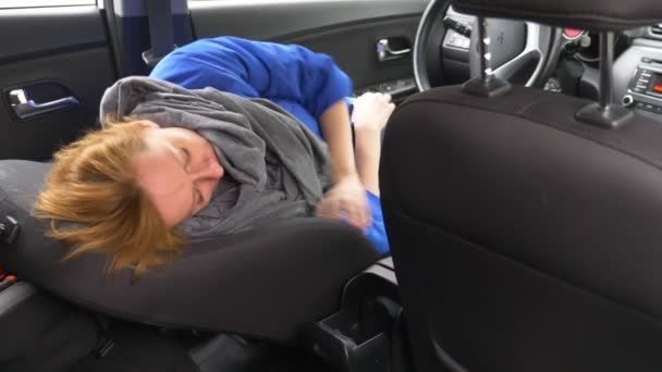 Amerikalı qadının maşınını içərisində yatdığı zaman qaçırdılar