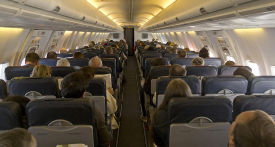 Мужчина наорал на ребенка в самолете и нашел поддержку в сети