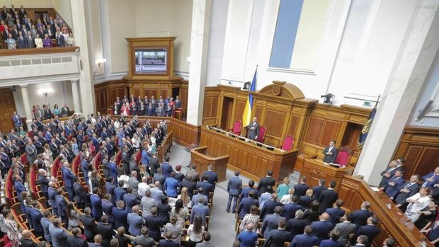 Первое заседание новой Рады длилось больше 16 часов