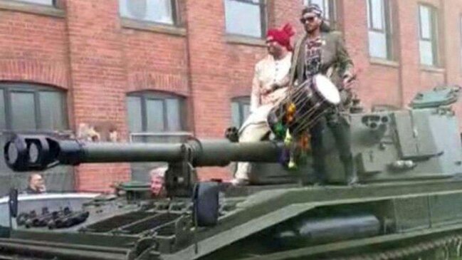 Qeyri-adi olay: Gəlini restorana tankla apardılar – Video