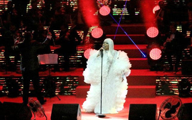 Bülənt Ərsoy konsertində nişanlı oğlana göz dikdi - VİDEO