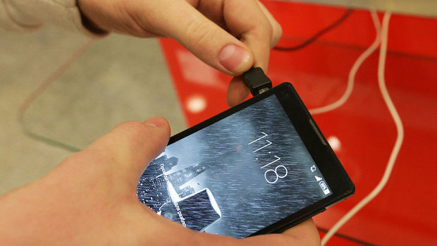 10 yaşlı qız telefonununa enerji ehtiyatı dolduran zaman cərəyəndan öldü