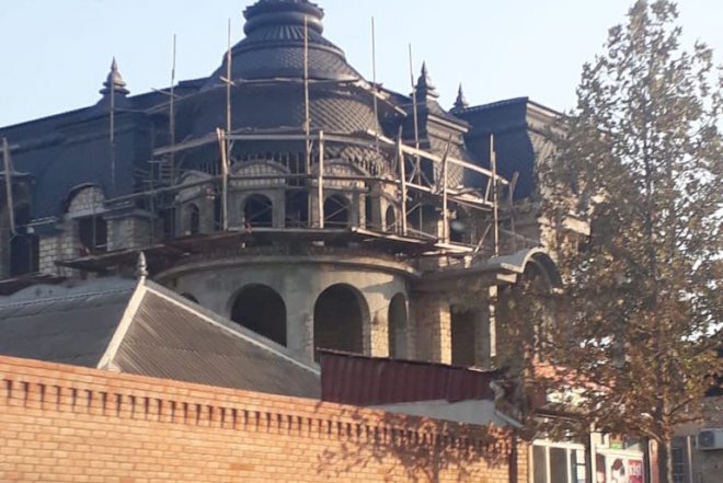 Polis rəisinin tikdirdiyi dəbdəbəli sarayın fotoları yayıldı