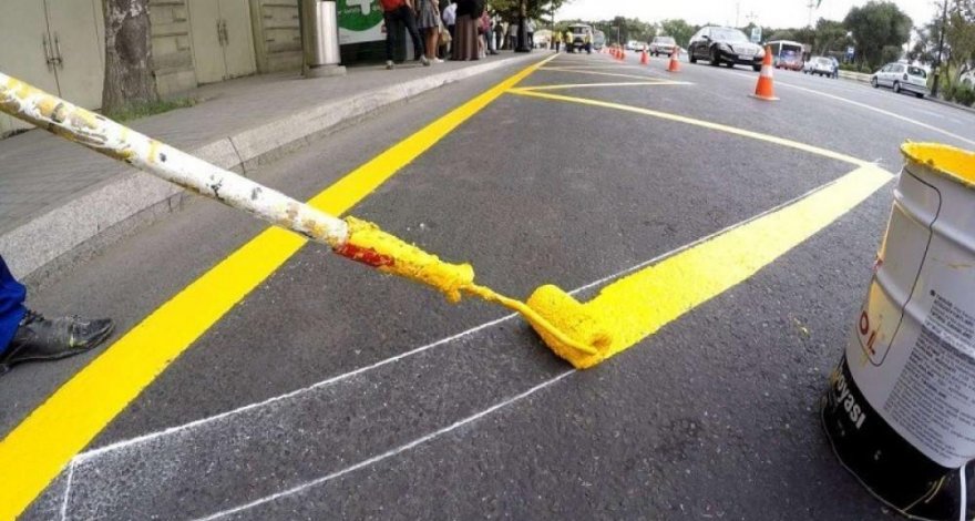 В Баку продолжается обновление дорожной разметки