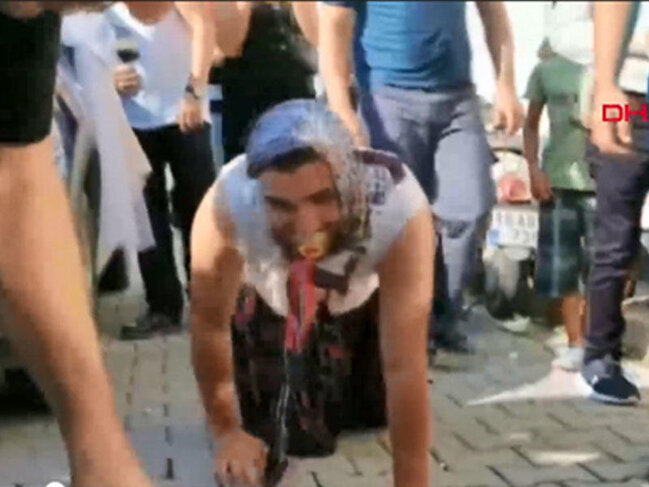 Bəy gəlin evinə ağzında əmzik, iməkləyərək getdi - VİDEO