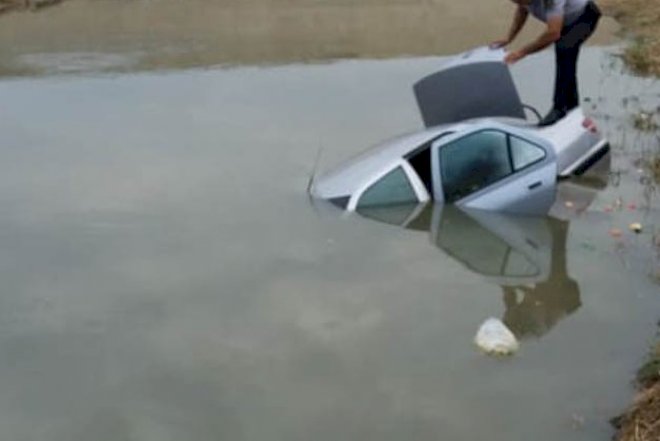 Bakıda minik avtomobili kanalizasiya arxına düşdü - FOTO