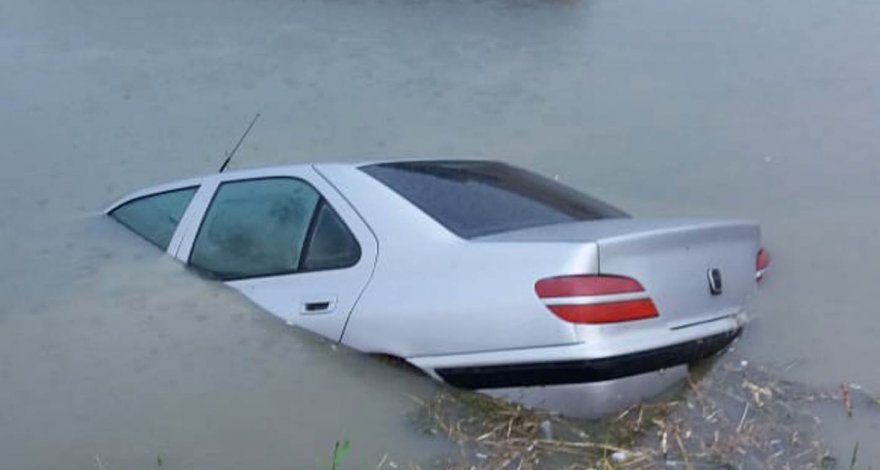 Перевозящий фрукты автомобиль съехал в канализационный канал - ФОТО