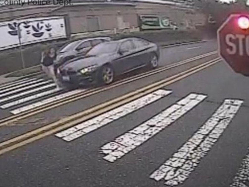 Piyada keçidindəki qızı avtomobil vuraraq havaya uçurdu - VİDEO