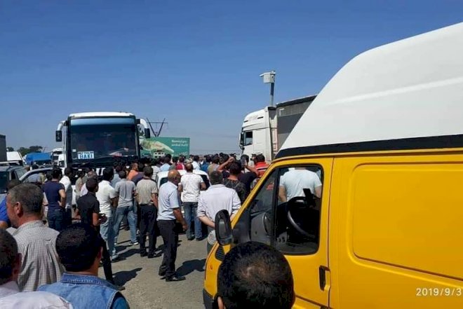 SON DƏQİQƏ: Şəmkirdə etiraz aksiyası – Sakinlər yolu bağladı + Foto