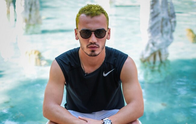 Futbolçumuz mərcdə uduzub, saçlarını boyadı - Fotolar