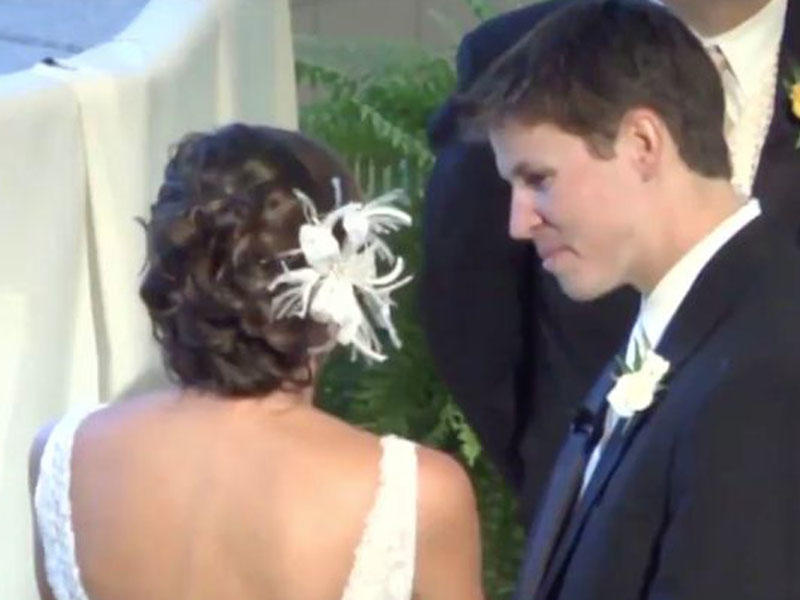 Toyda mikrofonu açıq qalan gəlin biabır oldu: 