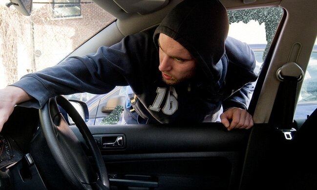 Bakıda gənc oğlan valideyninin maşınını qaçırdı - ata polisə şikayət etdi