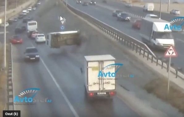 В Баку перевернулся фургон, попавший в ДТП - ВИДЕО