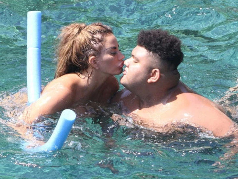 Model 17 yaşlı oğlunun yanında büsqaltersiz üzdü, söydülər - FOTO